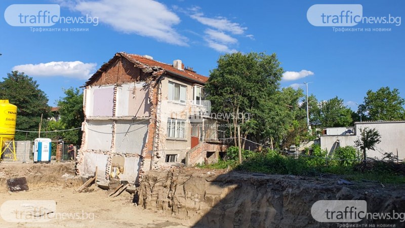 Къща пропадна и ще се срути в Пловдив заради изкоп в съседен парцел