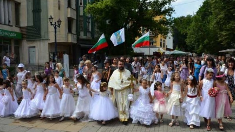 300 момиченца с бели рокли стават слънчови невести в Асеновград