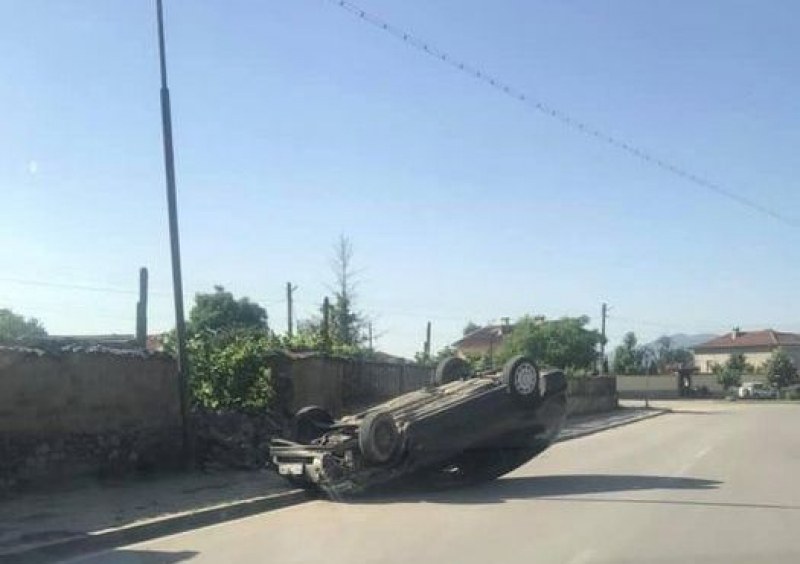 Нова Катастрофа в Карловско! Жена се преобърна с колата си