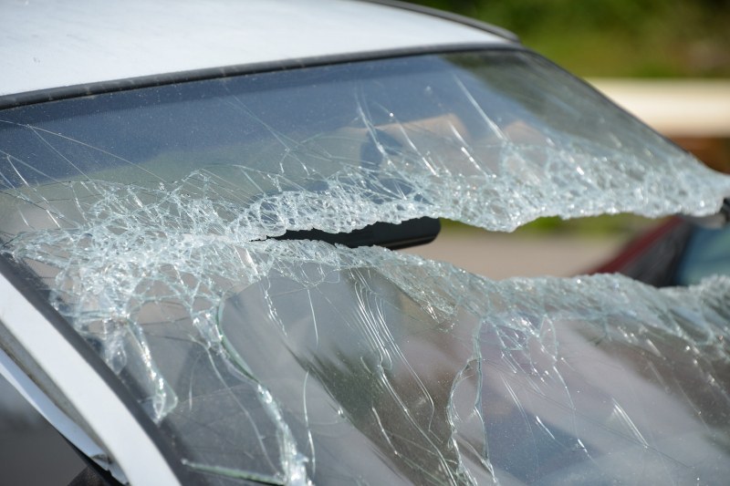 Катастрофа и скандал в Пловдив, мъж потроши колата на 18-годишно момиче