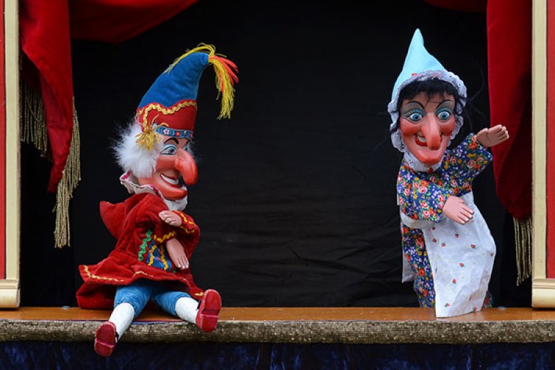 Куклено шоу забавлява малки и големи днес в Перущица