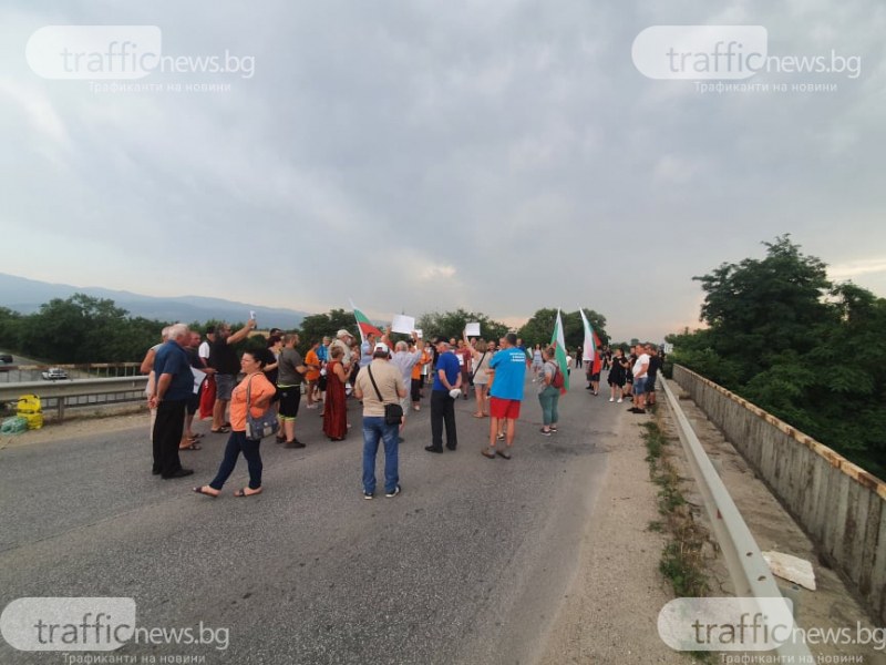 Жители на Брестовица изпълниха заканата си, блокираха основен път