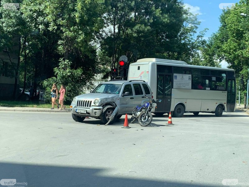 Джип и мотор катастрофираха на централен булевард в “Южен“