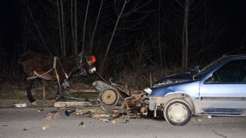 Кола удари каруца край Перущица, тийнейджър е в болница