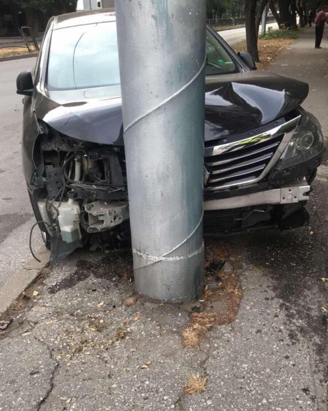 Кола се заби в стълб в Пловдив, шофьорът - пиян