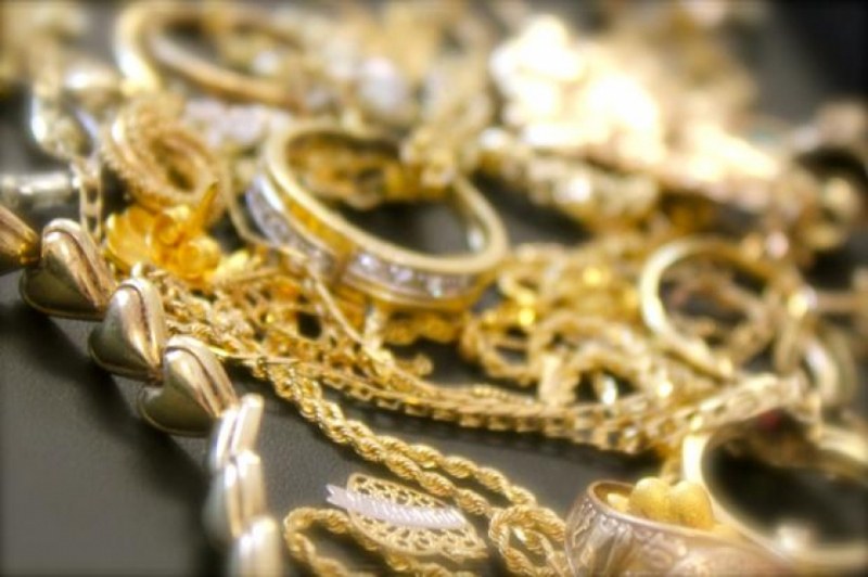 Кражба на златни накити в Стряма, търсят извършителя
