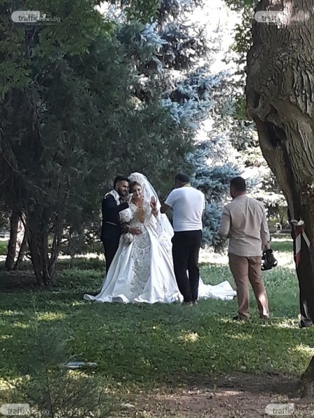 Булка като принцеса прикова погледите на пловдивчани в Цар-Симеоновата градина