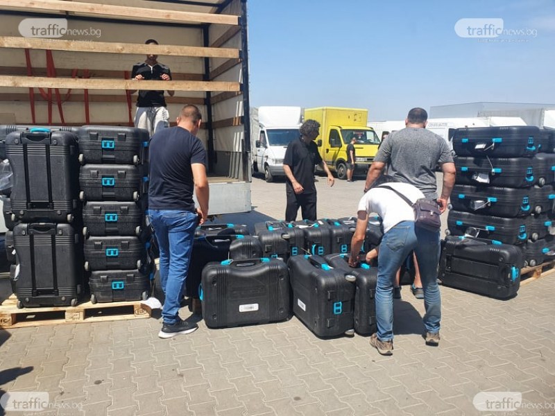 Под засилена полицейска охрана в Пловдив пристигнаха 934 машини за гласуване