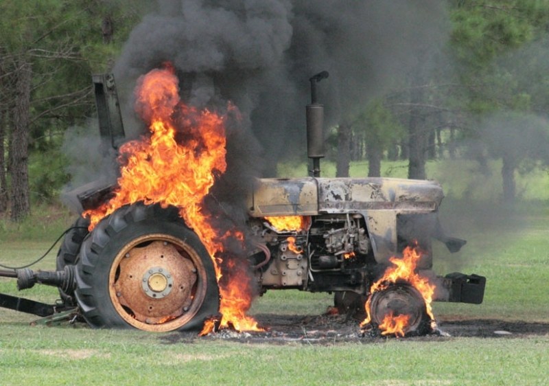 Трактор се запали край Садово