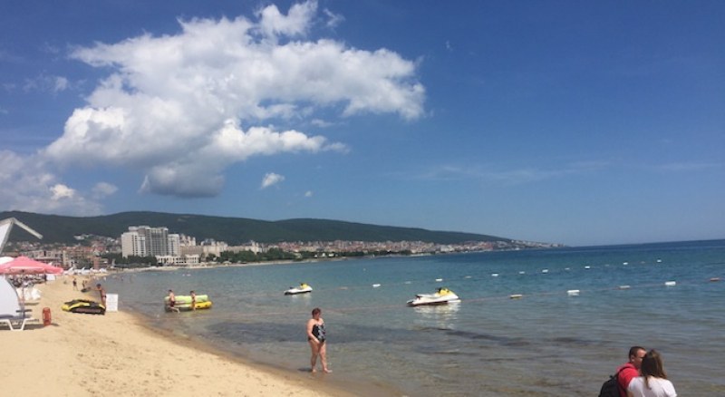 Обраха пловдивчанка на плаж, мъж я заплаши с оръжие