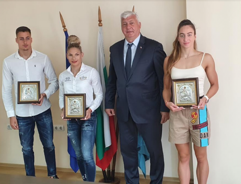 Пловдивски спортисти тръгват за олимпиадата, кметът ги изпрати с подаръци
