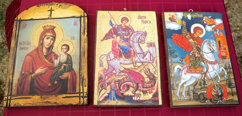 Икони, пазили български военни на мисия, дарени на Бригадата в Карлово
