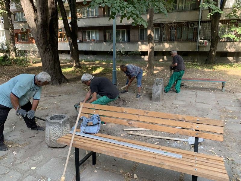 Нови пейки в междублоково пространство на бул. „Свобода“