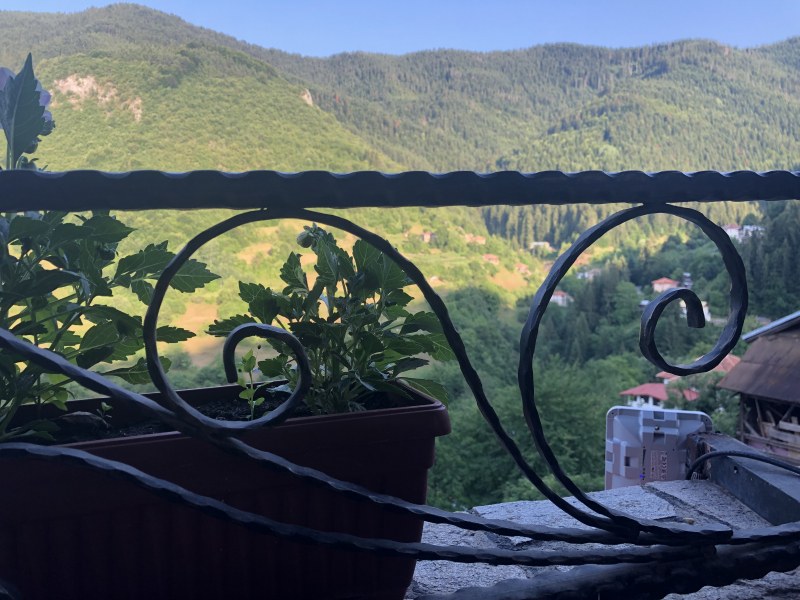 На 60 км от Пловдив: Родопско село пленява с пейзажи, тракийски могили и вкусни качамаци