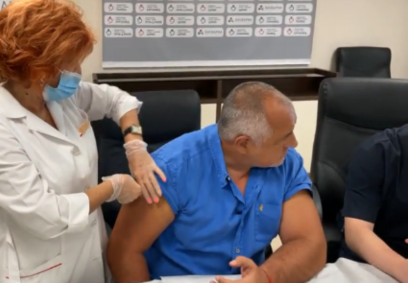 Бойко Борисов се ваксинира срещу ковид, за да даде личен пример