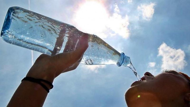 Лекар от Пловдив: В жегите пийте 3-5 литра вода на ден и повече почивка