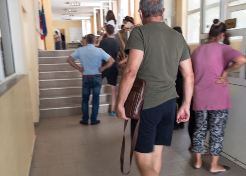 Опашките пред паспортните служби в Пловдив стават все по-дълги