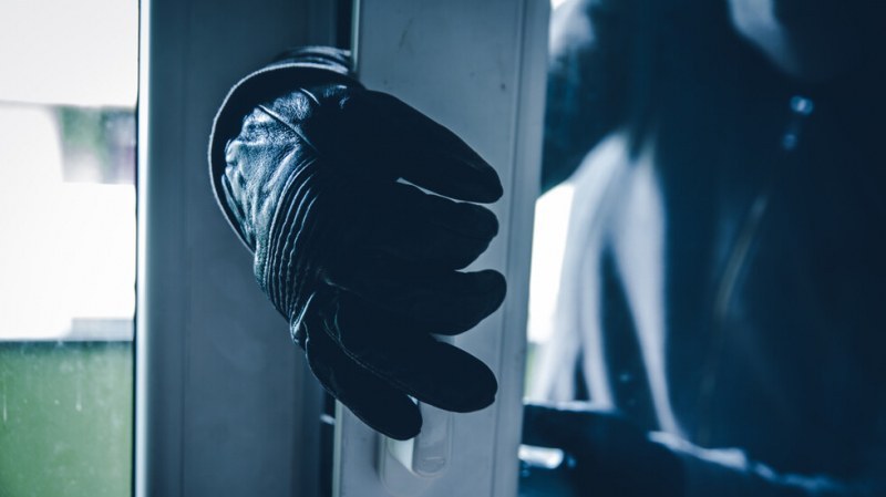 Кражба с взлом в Карлово! Млада жена остана без златни бижута Кражба с взлом в Карлово! Млада жена остана без златни бижута