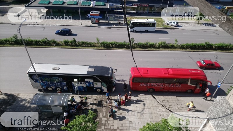 Туроператори превърнаха пловдивски булевард в автогара, тормозят жителите на района и посред нощ