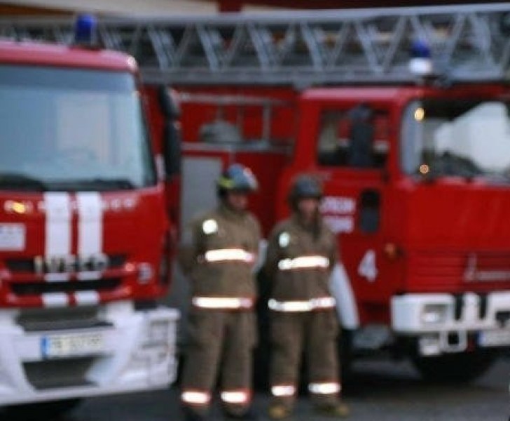 Пожар в къща в Първомай, огънят мина и в съседен имот