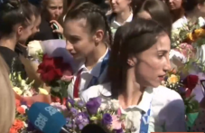 Гимнастичките ни кацнаха на родна земя, чакаха ги хиляди посрещачи gimnastichkite-ni-katsnaha-rodna-zemia-594.png