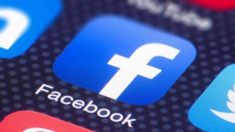 Facebook закри стотици акаунти на инфлуенсъри, очерняли ваксини срещу COVID-19