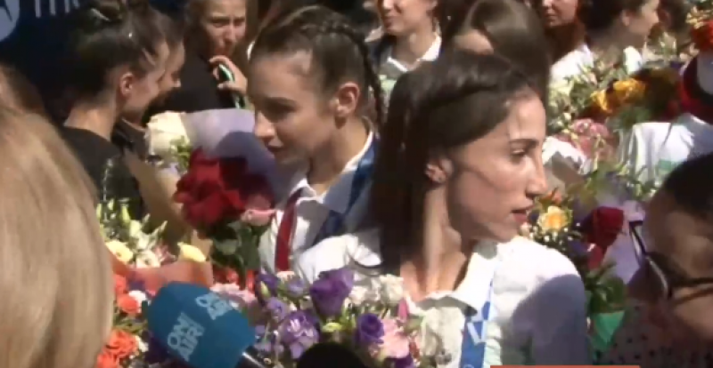 Гимнастичките ни кацнаха на родна земя, чакаха ги хиляди посрещачи