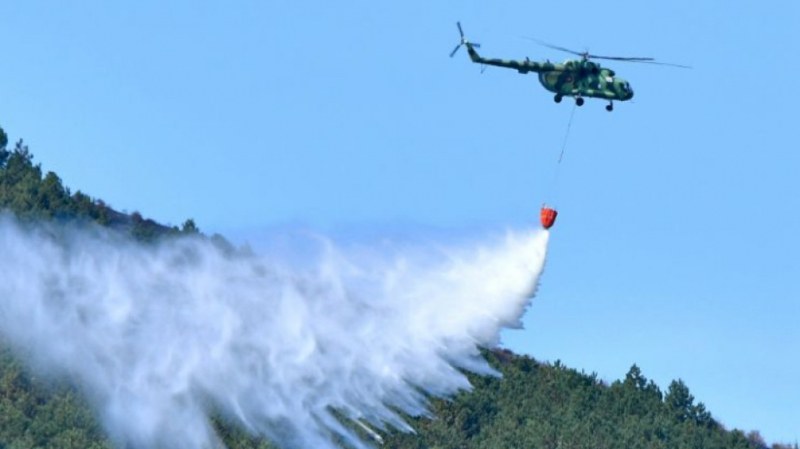 Пожар и в родопското село Югово, военен хеликоптер помага за гасенето