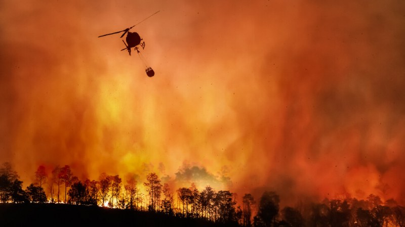 Още един хеликоптер гаси пожарите край Югово