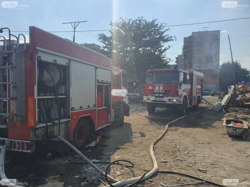 Пожарът в Столипиново още тлее, три екипа продължават да гасят