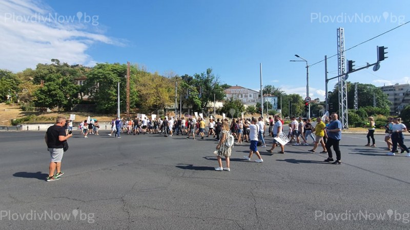 Ресторантьори продължават протестите, три дни спират движението край Баня Старинна
