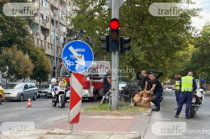 Кола се заби в дърво и преградна ограда на бул. “Руски“