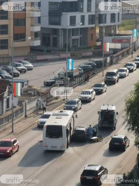Автобус и кола се удариха в Пловдив