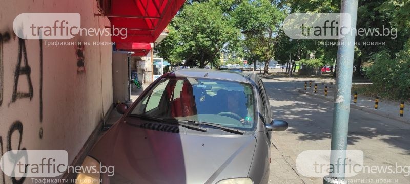 Скандал избухна заради пореден случай на паркиран върху тротоар автомобил в Пловдив