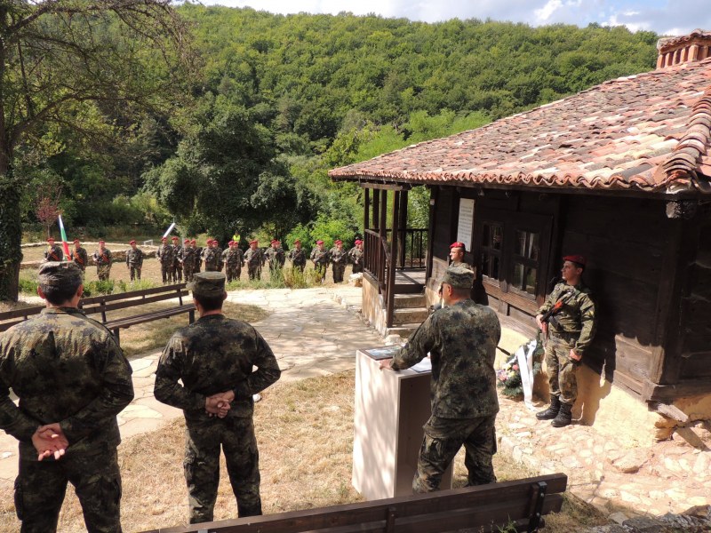 Военни от Тунджанската бригада посетиха Свежен и къщата на полк. Серафимов