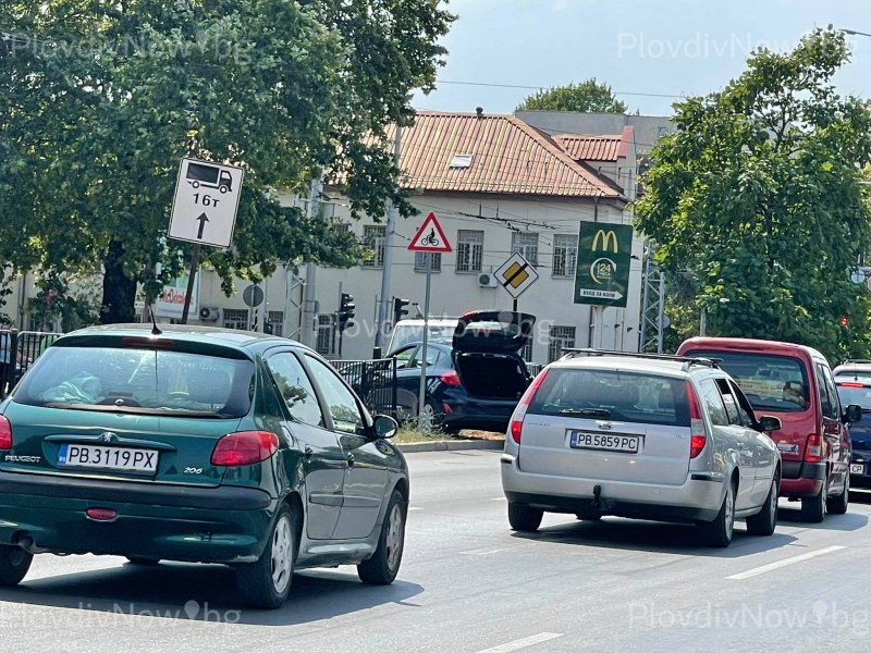 Катастрофа на натоварено кръстовище в Пловдив, кола се заби в разделителна ограда