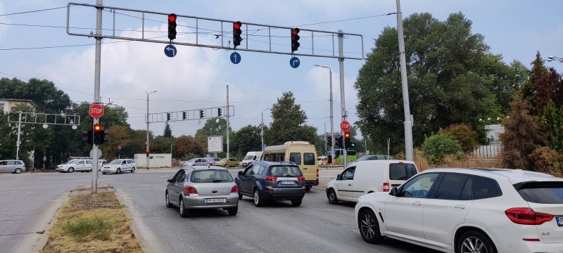 Нова светофарна програма на кръстовище в Пловдив, облекчава десния завой