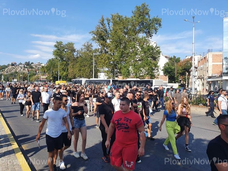Близо 3 000 пловдивчани протестират срещу мерките , блокираха “Цар Борис Трети“ НА ЖИВО