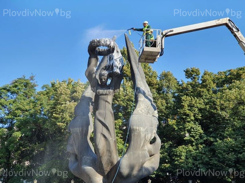 Паметникът на Съединението в Пловдив замириса на люляк