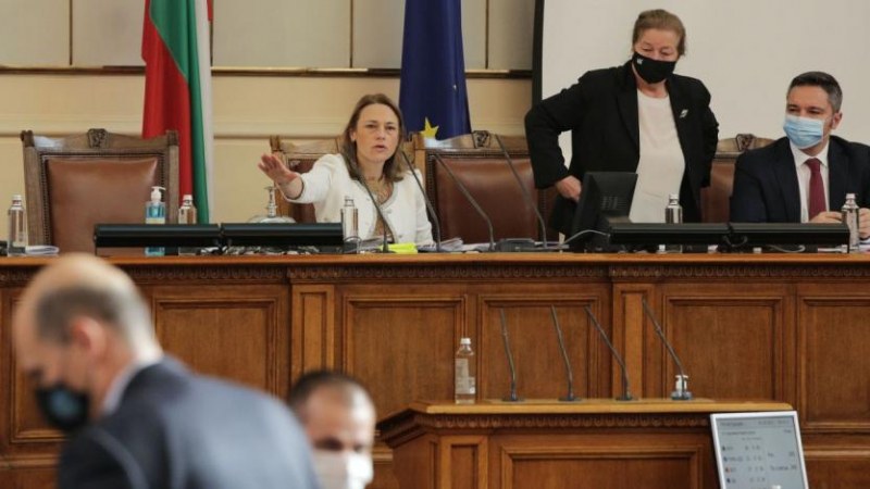 Парламентът окончателно гласува пенсиите и майчинството през втората година