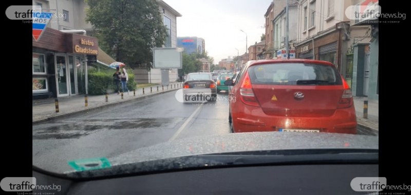 Нагъл шофьор премина задръстения “Гладстон“ в насрещното, за да направи ляв завой