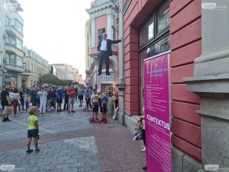 “Тарзан“ се провеси на сградата на ГХГ-Пловдив, тълпи от смаяни хора гледаха и снимаха