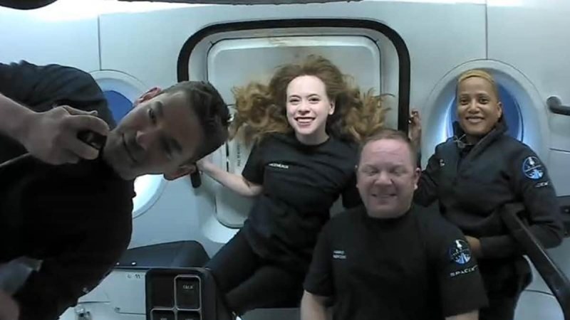 Космическите туристи, които са в орбита около Земята с полет на “СпейсЕкс“ си говориха с Том Круз