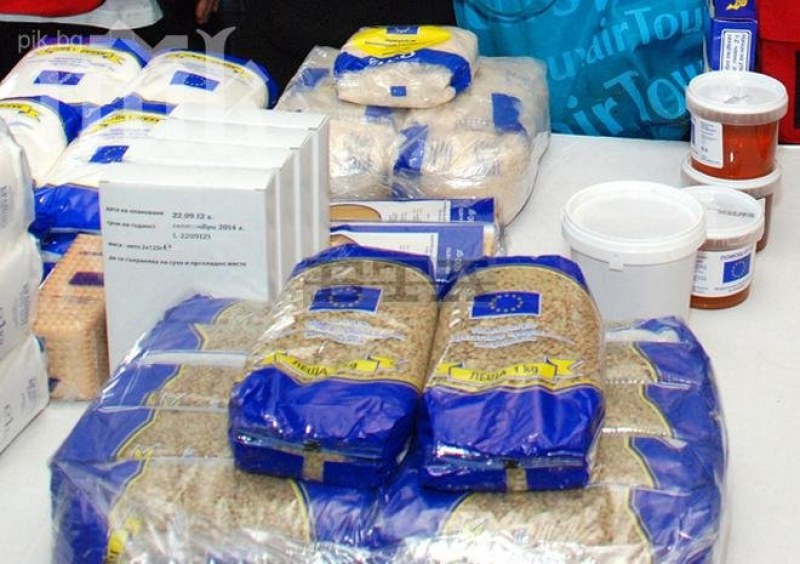 БЧК раздава хранителни пакети в Карлово на хора в нужда