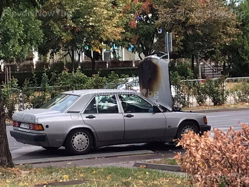Кола се запали в движение в центъра на Пловдив
