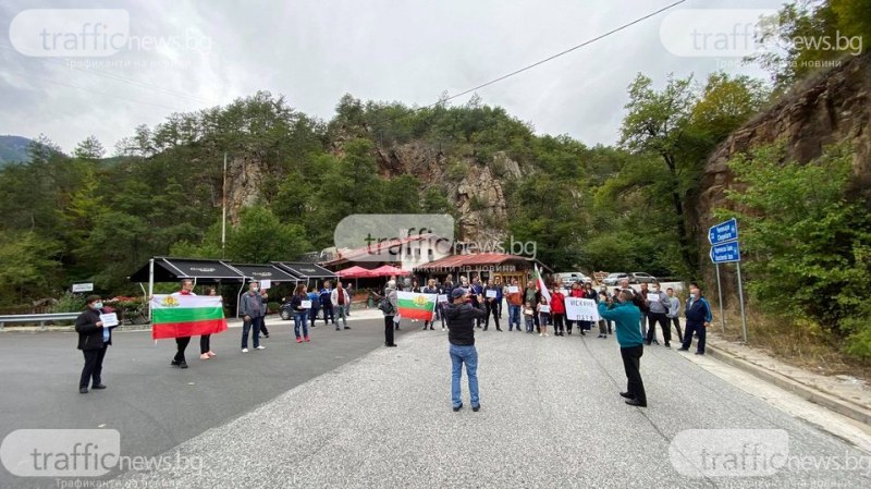 Протестиращи спряха движението по пътя Асеновград-Смолян