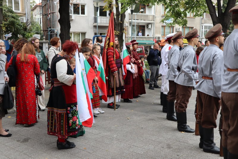 Възстановка, венци и духов оркестър - това се случи в Пловдив в деня на Независимостта
