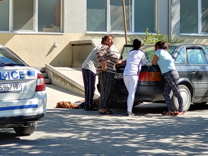 Труп на мъж лежа пред болница в Асеновград 30 минути
