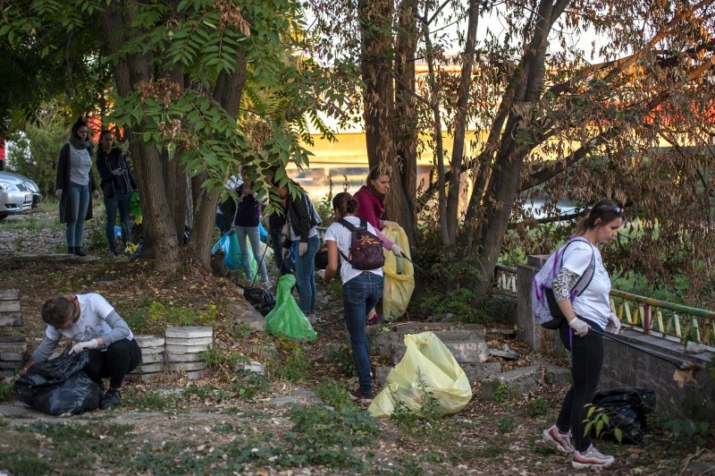 Доброволци почистиха северния бряг на река Марица в Пловдив