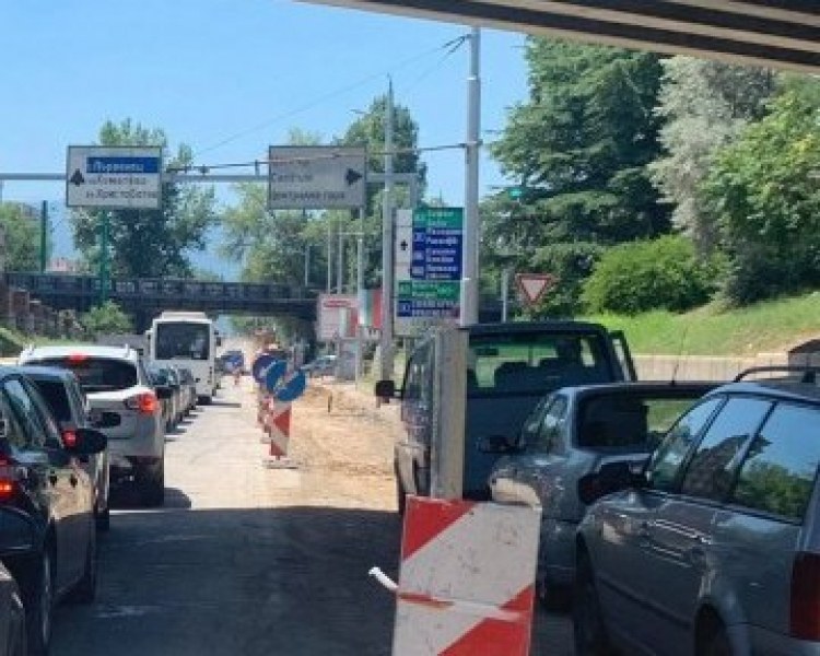 Затруднен трафик и невъзможно паркиране на места в Пловдив днес